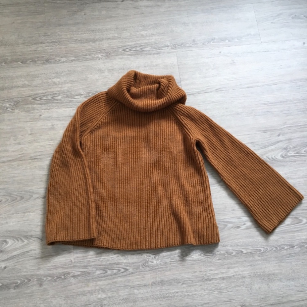 Beautiful, cozy Forever 21 turtleneck